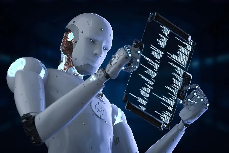 Humanoider Roboter hält ein Tablet mit Datenkolonnen vor dunkelblauem Hintergrund